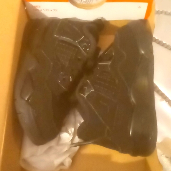 Jordan 4 - Picture 6 of 6